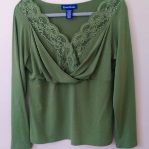 Long sleeve shirt with a lace front